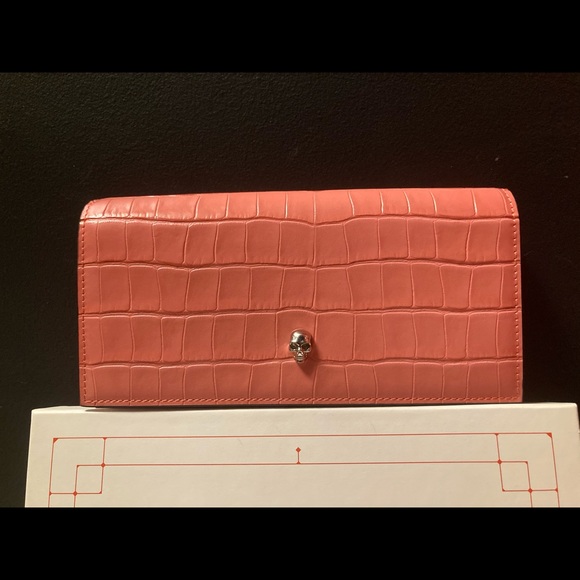 ALEXANDER McQUEEN Skull Wallet On Chain in Croc-Embossed Pink Leather - Picture 3 of 13